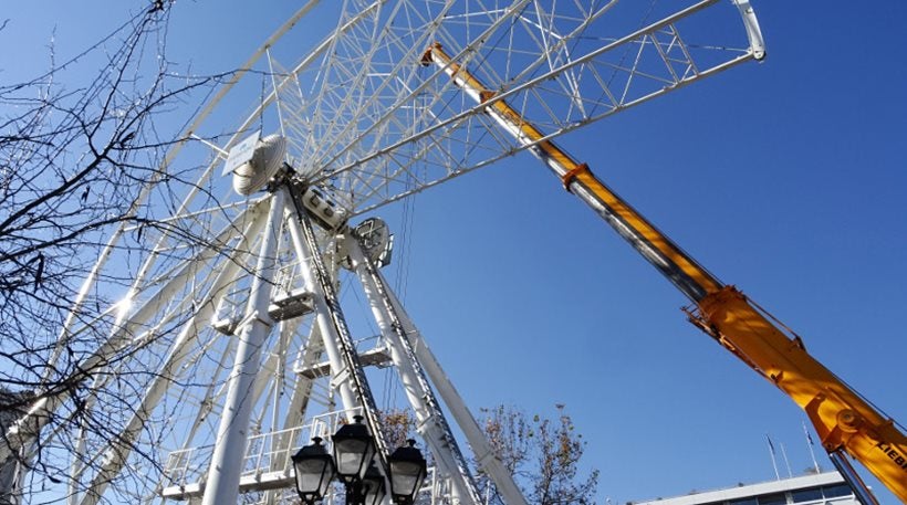 Συνεχίζεται το σήριαλ με τη Ρόδα του Συντάγματος – Δεν είχαν άδεια να την ξε-στήσουν